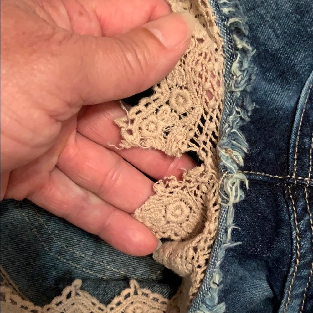 EUC Free People jean shorts with tan lace. Size 25 - Picture 7 of 8
